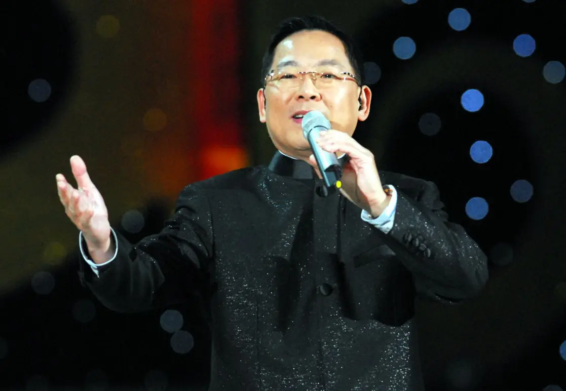 唱红《我的中国心》,倾尽财力支持亚运会,64岁张明敏罕见露面_手机搜