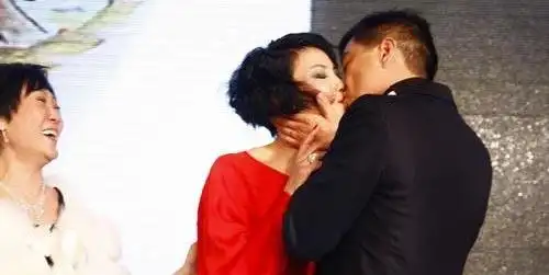嫣然晚宴众星云集 李亚鹏当众激吻王菲秀恩爱