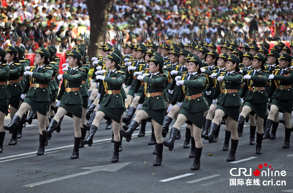 越南举行大规模阅兵式:女兵穿白丝袜踢正步_高清图集_新浪网