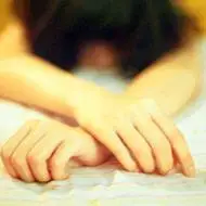 趴着的女生唯美头像每一个姿势都是这样迷人