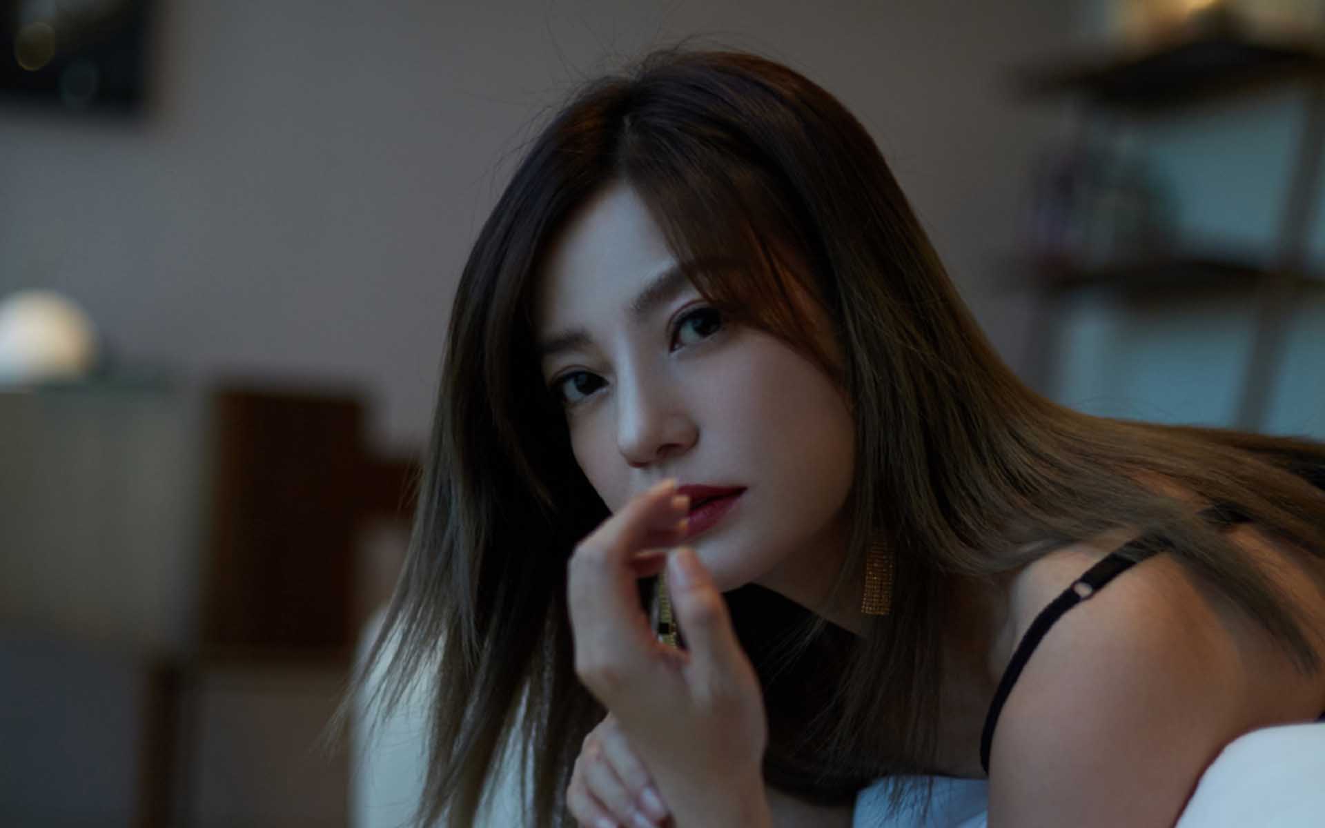 赵薇吊带黑裙性感写真桌面壁纸