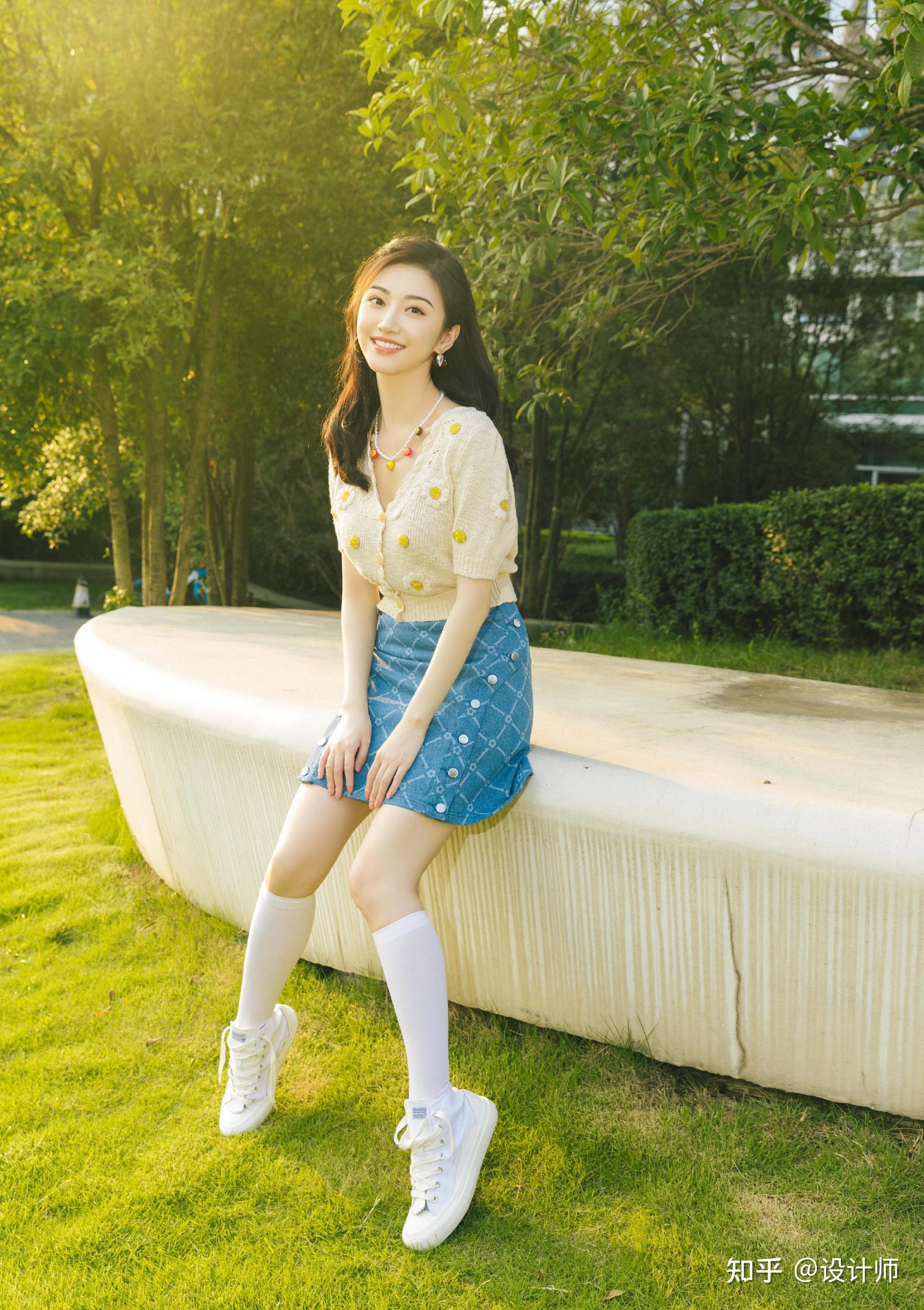 拍摄坐姿的全身照,如果腿部没有延伸,腿部的线条就能够得到展现,显