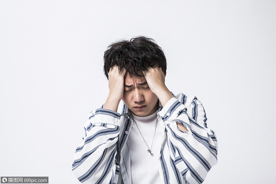 压力男性思考痛苦图片