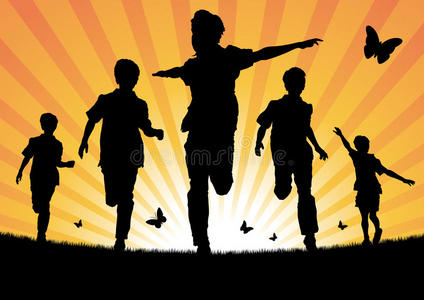 男孩们在阳光下奔跑照片