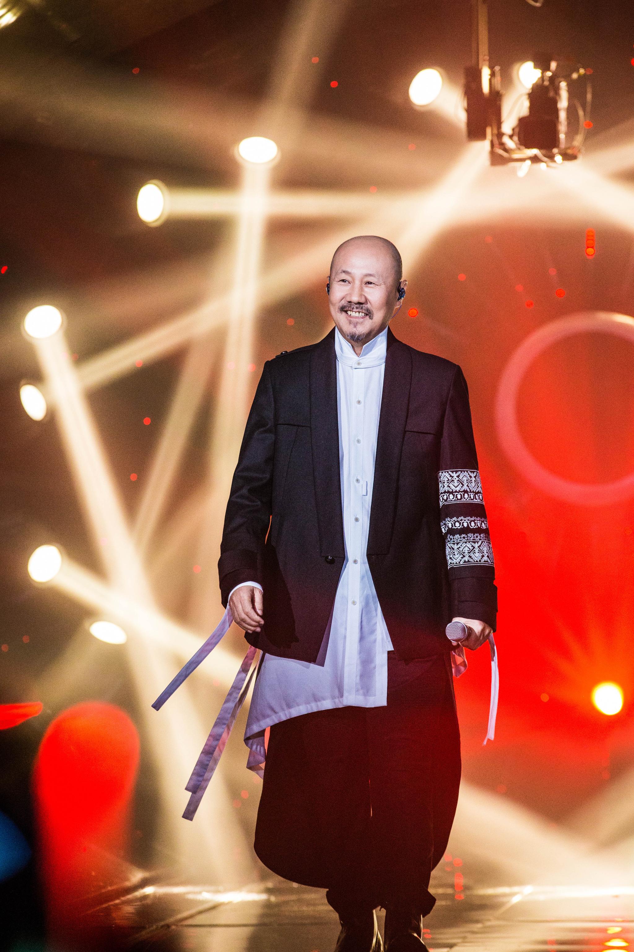 64岁腾格尔深陷假唱风波!跨年表演遭遇打假,助理拒绝回应网友