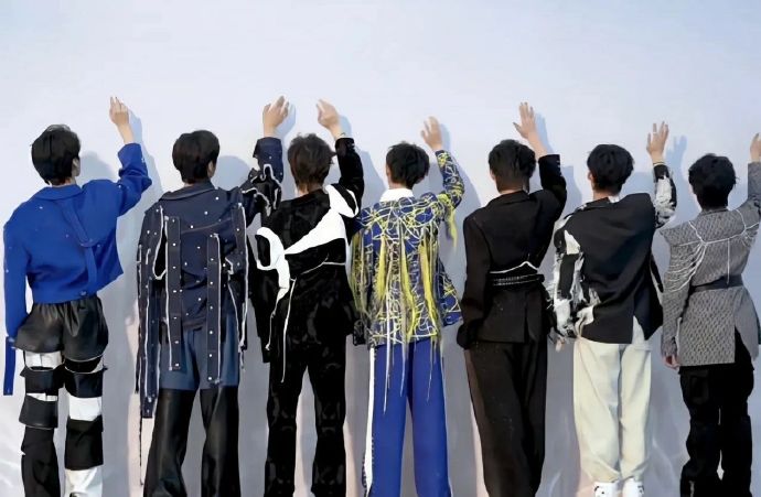 时代少年团#时代少年团背影比耶合集96709915    四年时间.