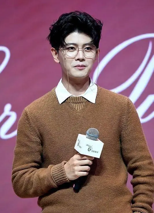 原创原创帅气奶爸任嘉伦戴眼镜显儒雅反穿毛衣挺有型魅力尽显