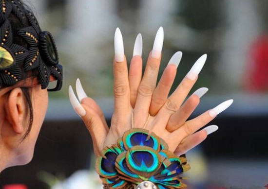 杨丽萍"梅超风"般长指甲,你知道她是怎么吃饭吗?一定让你意外