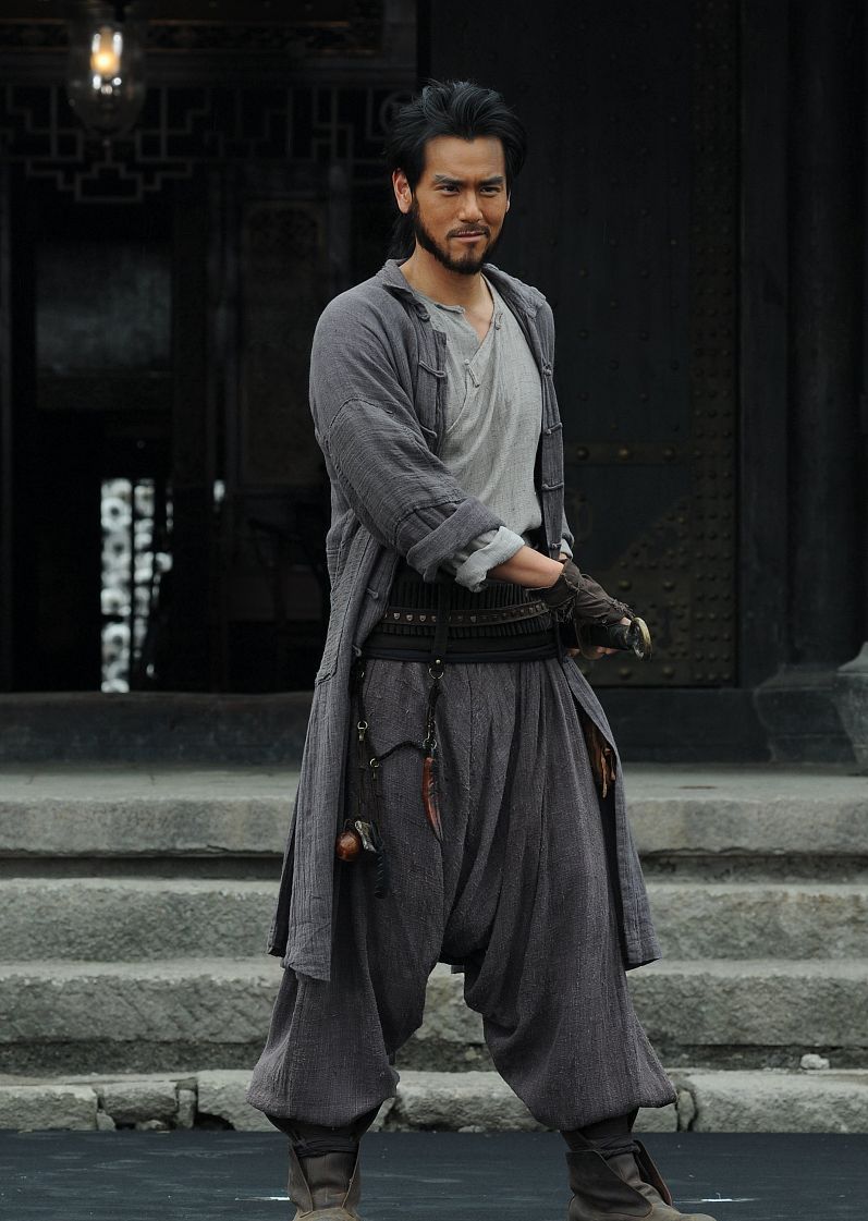 彭于晏武士造型很有古代神韵,络腮胡须肩抗大刀非常