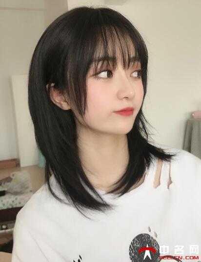 2021年齐肩直发发型流露天然美的直发发型