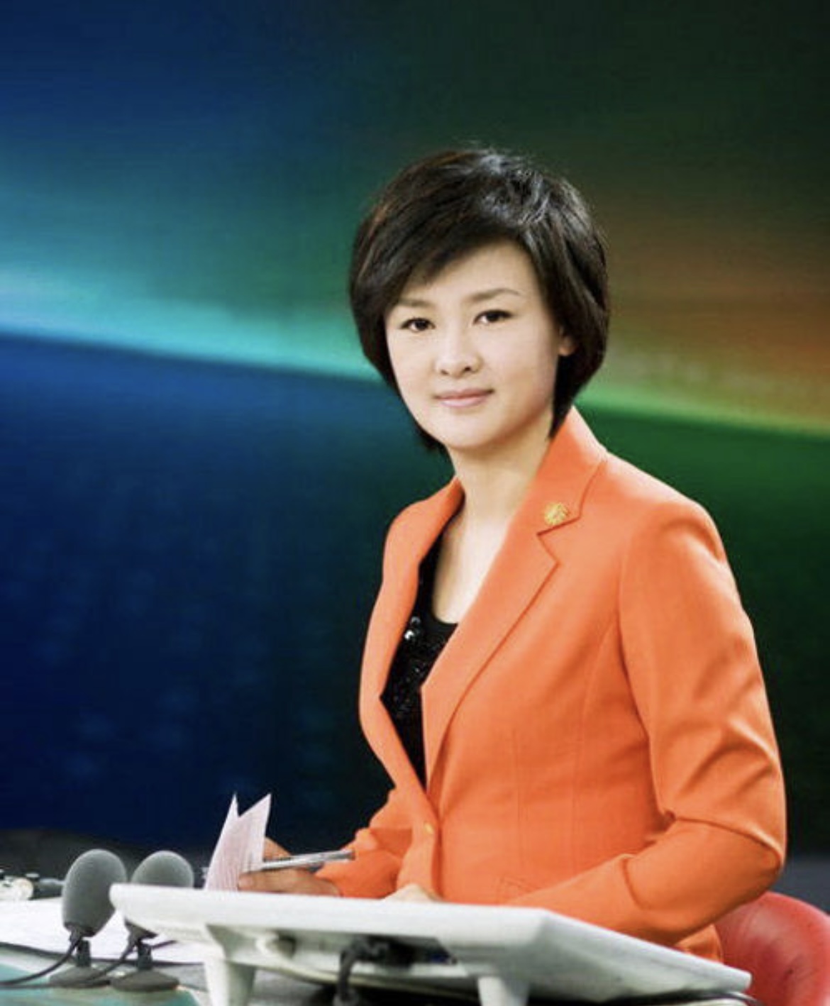 突发!前央视主持人李小萌受伤,钢条穿透脚掌,眼角受伤疑遭家暴