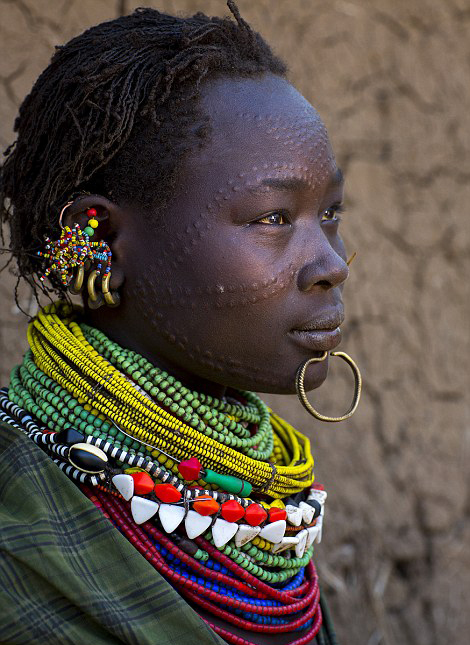 非洲部落土著身刺"最痛"纹身追求伤痕美