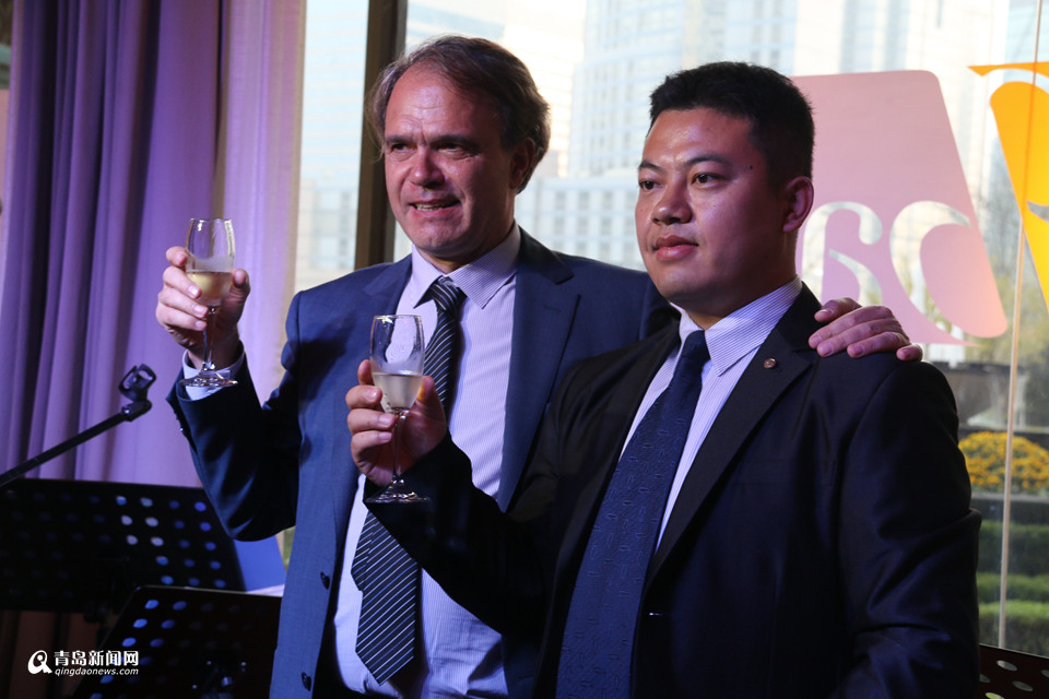 章泰年与李福彬共同举起香槟酒