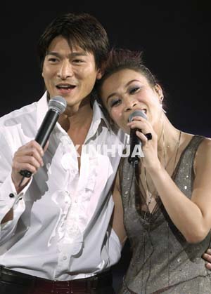 9月25日,那英在香港举办演唱会,刘德华以嘉宾身份出席那英的演唱会.