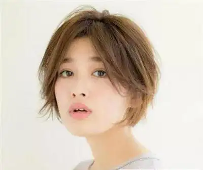 大饼脸女生发型图片 推荐几款瘦脸发型_网遛网