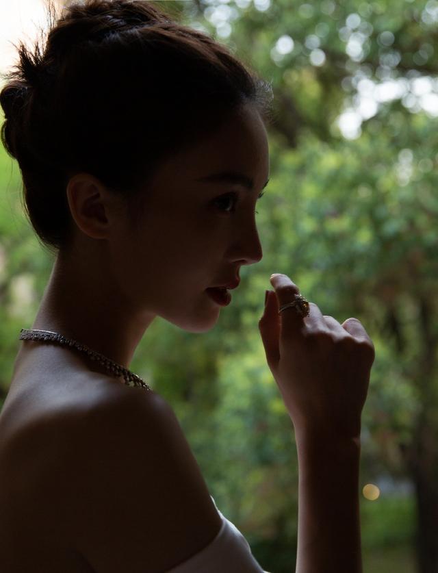 组图:金晨一袭白色礼服大秀好身材 侧颜优越举止优雅显高贵气质