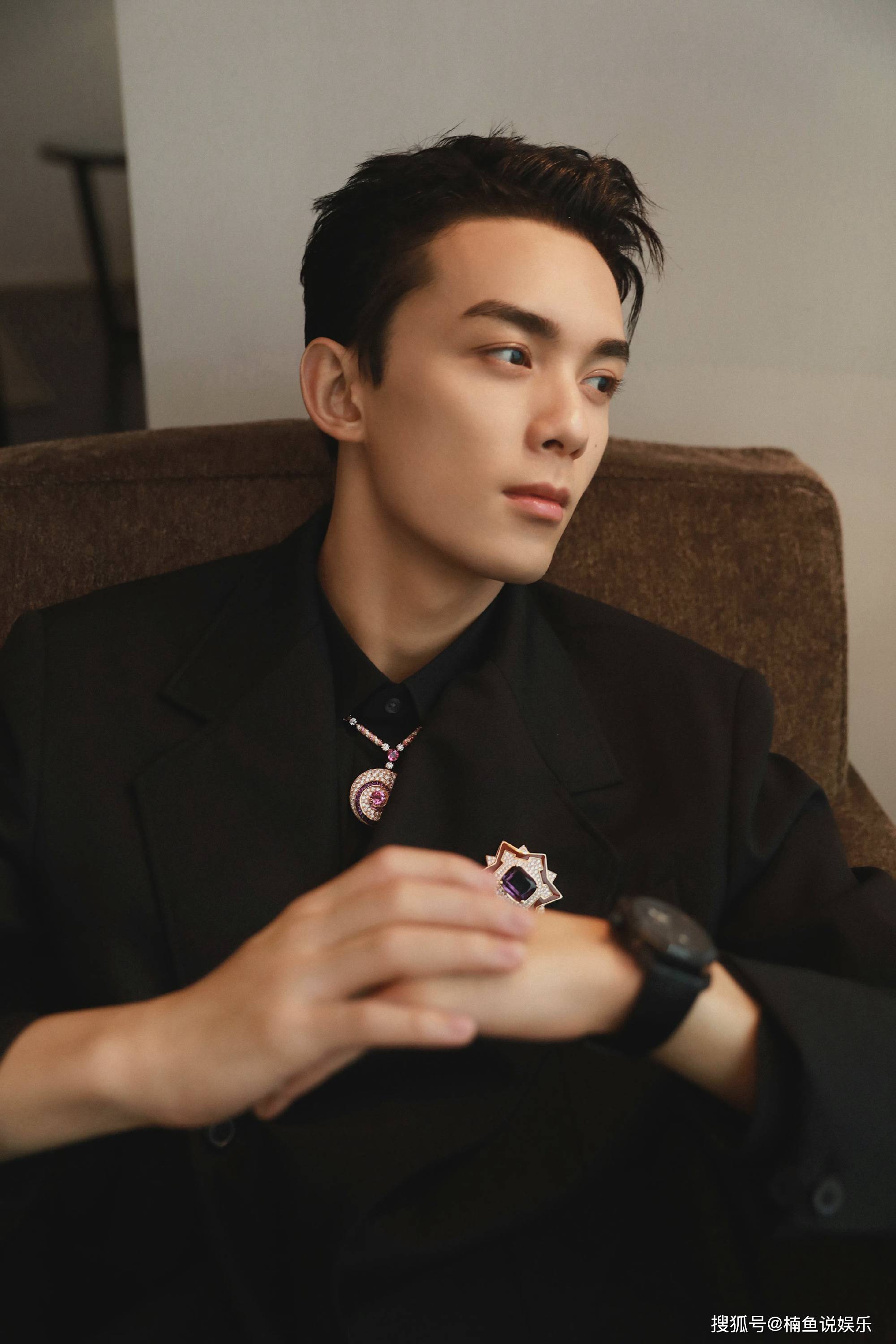 原创又一位霸道总裁来袭!吴磊身穿西装帅气十足,21岁气质似贵公子