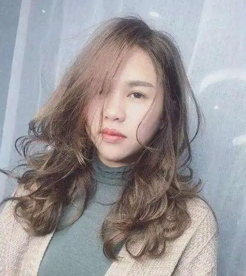 这15款中长发烫发发型图片给你答案             卷发发型图片中长发