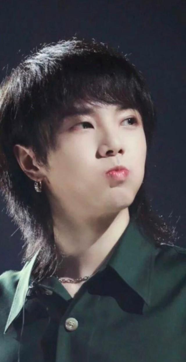 嘟嘴卖萌笑容温暖的"可爱花"——华晨宇.忒!