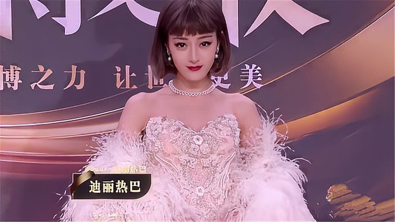 迪丽热巴身穿羽毛披风刺绣白纱裙走红毯短发造型让人眼前一亮