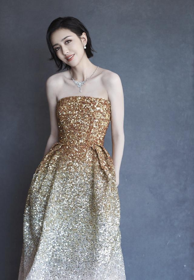 佟丽娅剪成短发气质好出众,穿礼服裙优雅又性感,身材苗条似少女_造型