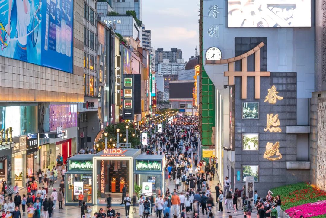 成都春熙路商业街(图源:视觉中国)