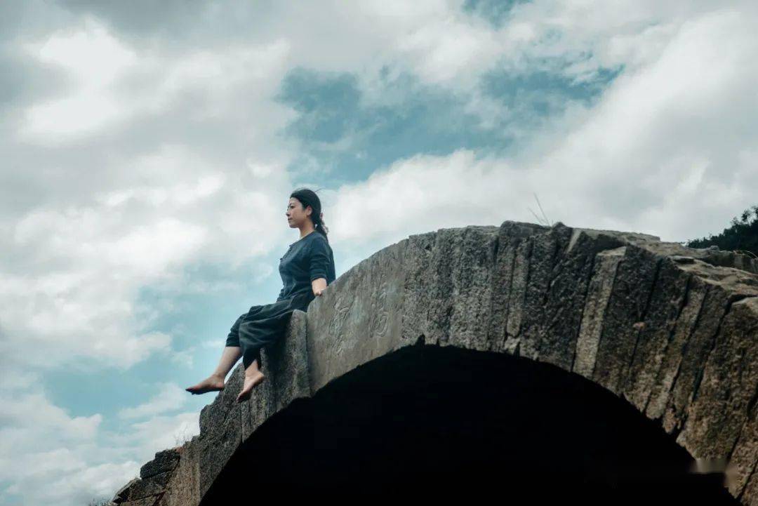 婺源版桥边姑娘