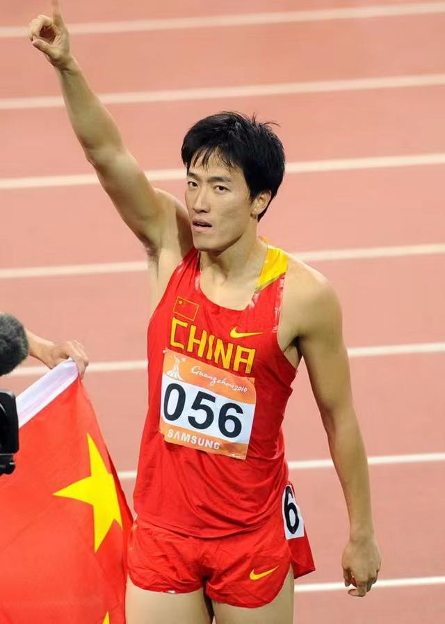 "亚洲飞人"刘翔再出圈,转战时尚圈做模特,高大帅气男人味十足