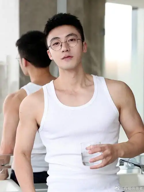 国产内裤男模陈海诺leo内裤写真摄影师古默