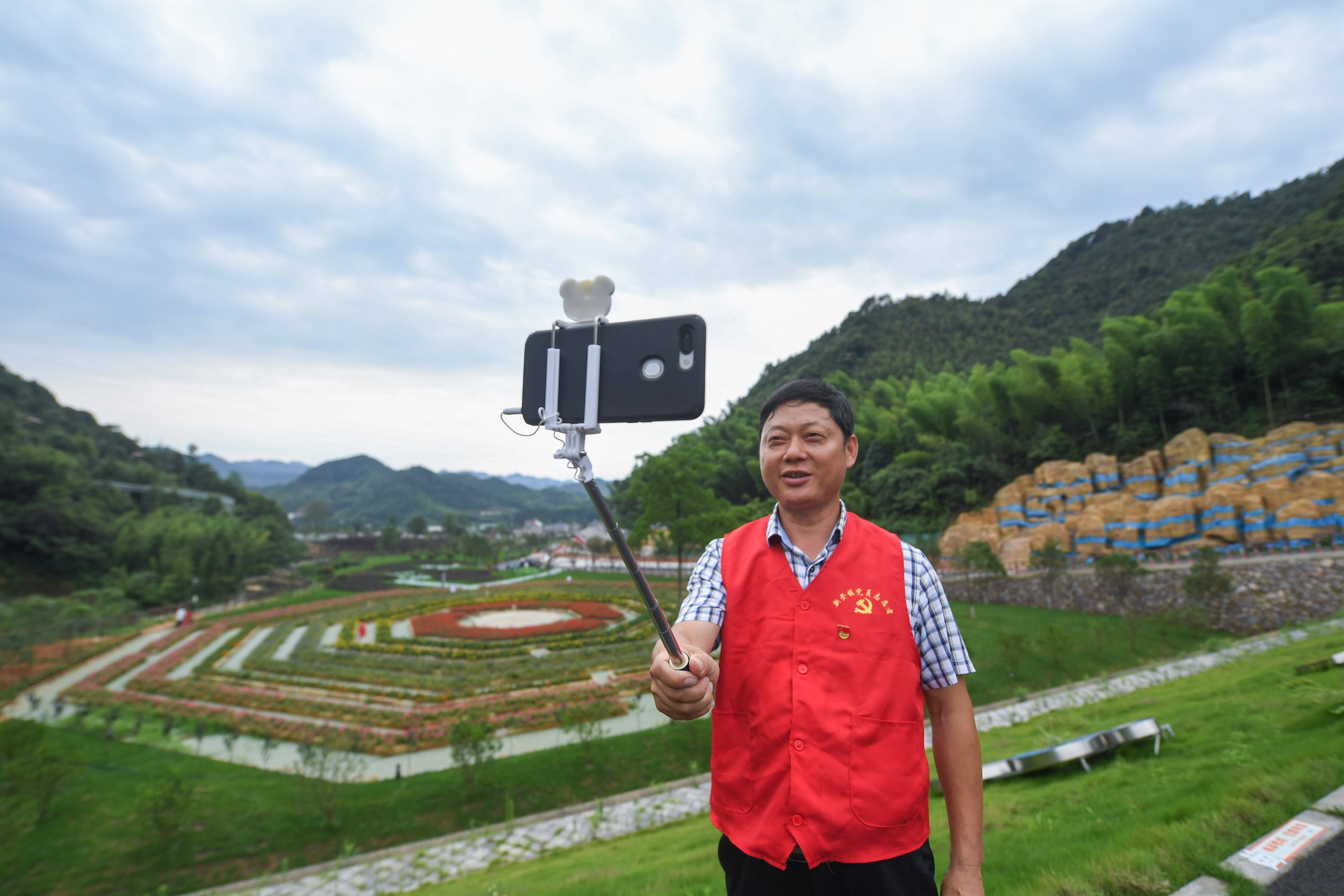 乡镇党员"主播"推介山乡文旅_新登镇