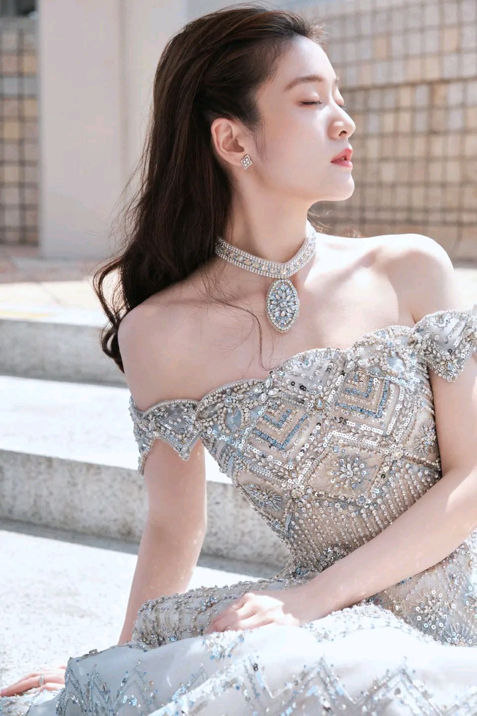 张雪迎抹胸复古礼服裙造型优雅美丽#娱乐大赏# #一眼沦陷# #明星的