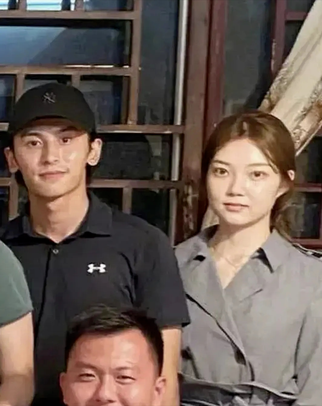 张哲瀚与绯闻女友大量合影曝光 还参加女方父亲生日会