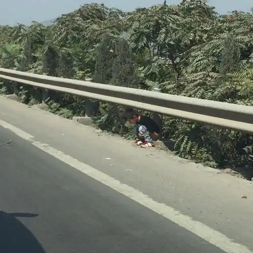堵车堵得孩子憋不住了,路边拉上了.