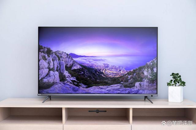 所以选电视机还得选知名品牌,像长虹电视就非常不错的,那么,长虹电视