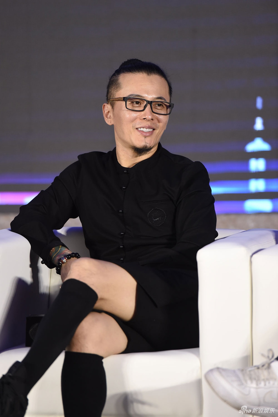 组图:面孔乐队主唱陈辉出席新浪潮论坛 全黑套装发型显个性