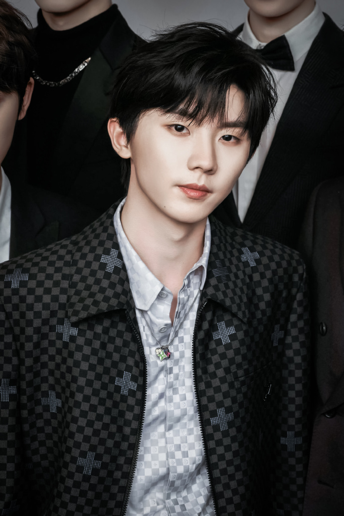 微博之夜百花齐放##马嘉祺格纹西装