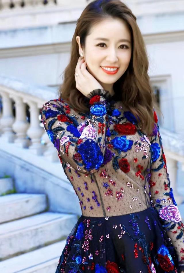 林心如,身穿镂空薄纱裙,优雅且迷人