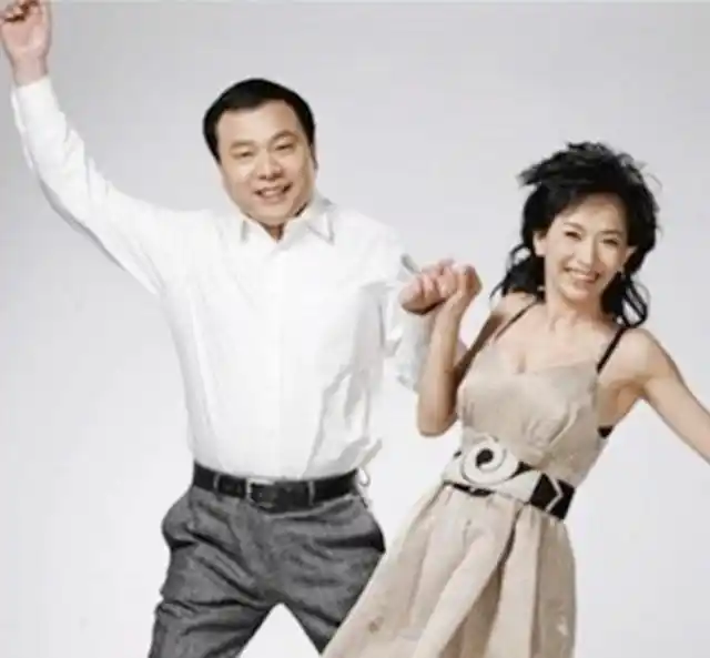 主持人王芳嫁给大15岁的教授31岁独自产检生女直言从不后悔