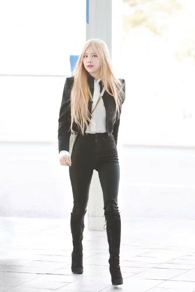 朴彩英金色长发披肩黑色短裤只比外套长2厘米秀美腿抢镜十足