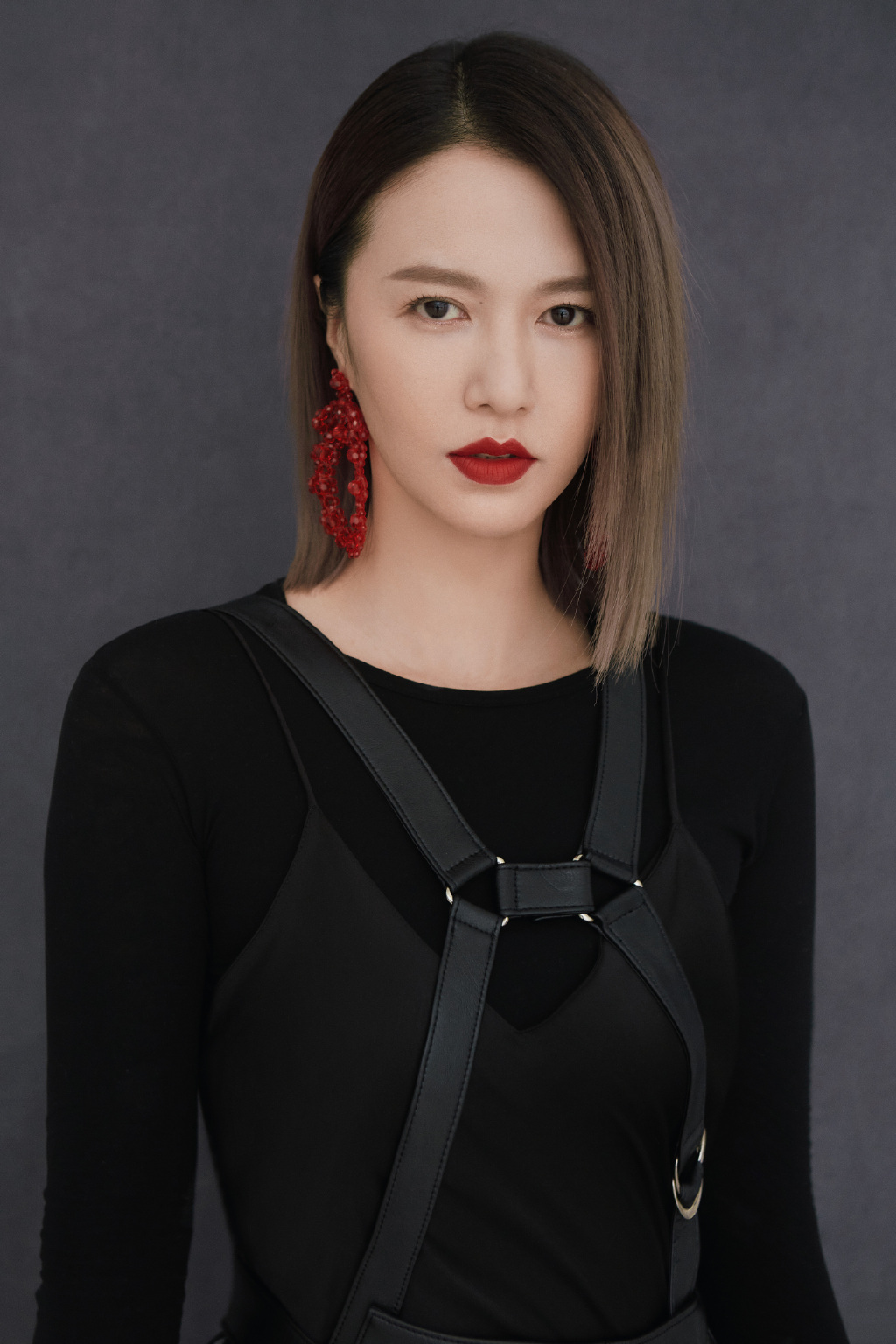 谭维维酷飒黑裙写真图片