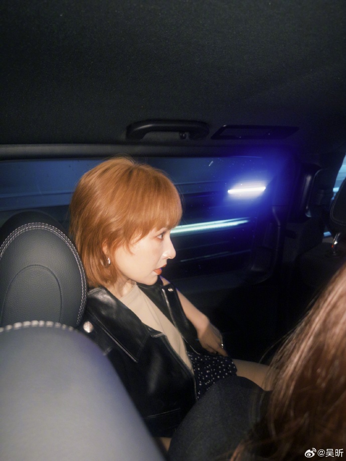 吴昕金色短发#吴昕金色短发77皮衣造型96米兰限定版时髦小吴上线