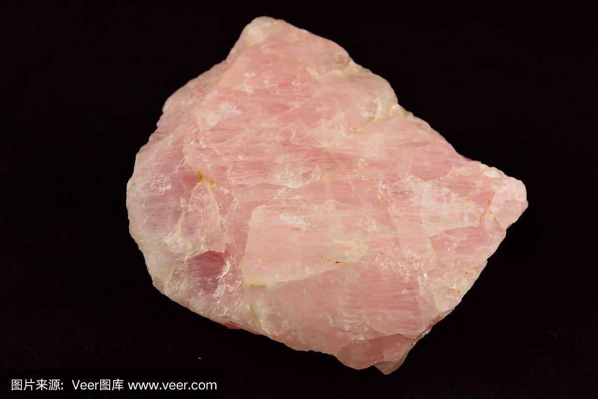 黑色背景上的玫瑰石英(矿物,岩石)