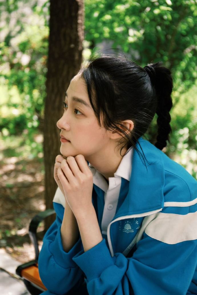 关晓彤晒严晓丹校服造型#关晓彤简直就是好自律的女高中生一枚的呀
