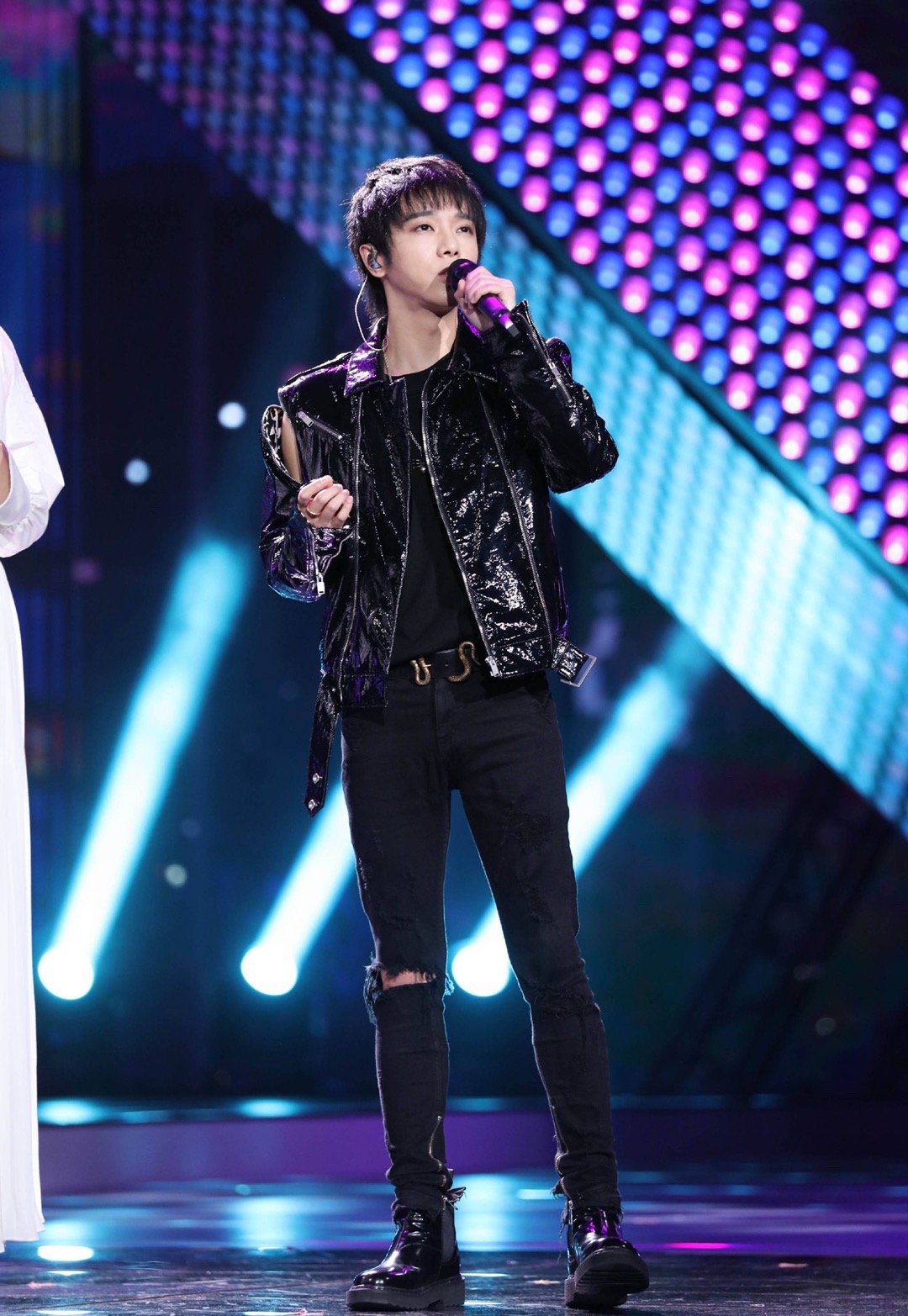 花花的大长腿搭配破洞裤,简直不要太帅@华晨宇yu|华晨宇yu|破洞裤|大