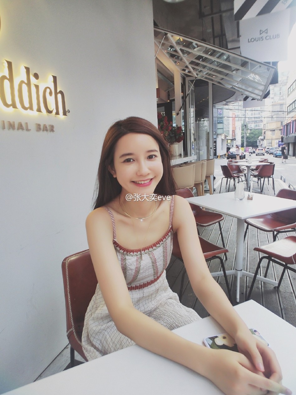 网红张大奕噘嘴喝饮料引遐想_高清图集_新浪网