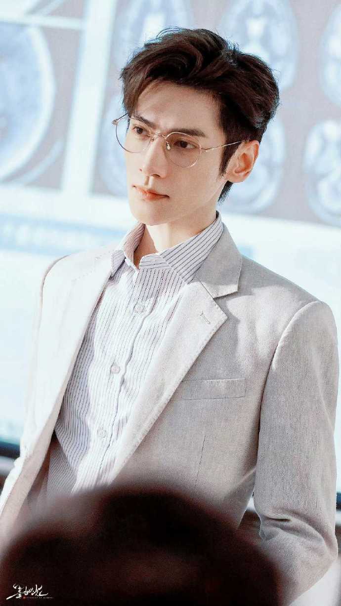 今天分享一组眼镜熙,戴眼镜的罗云熙有种斯文疯批感#罗云熙颜心记