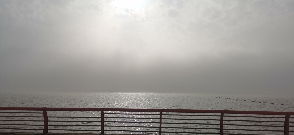雾天的海平面阳光升起来了