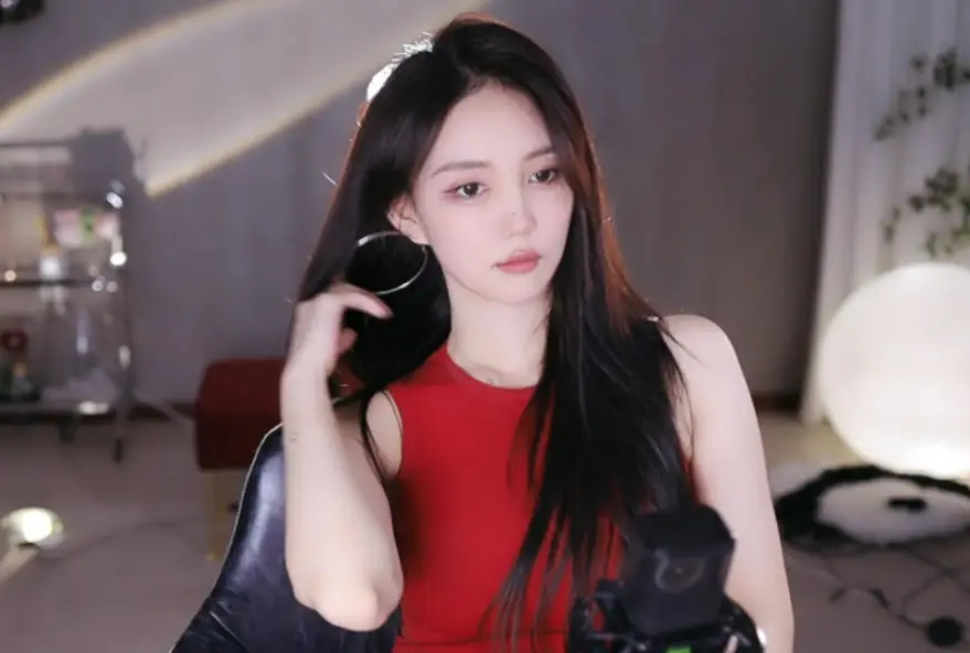 斗鱼女主播停播前发福利,当众解开4颗扣子,喊话超管封直播间