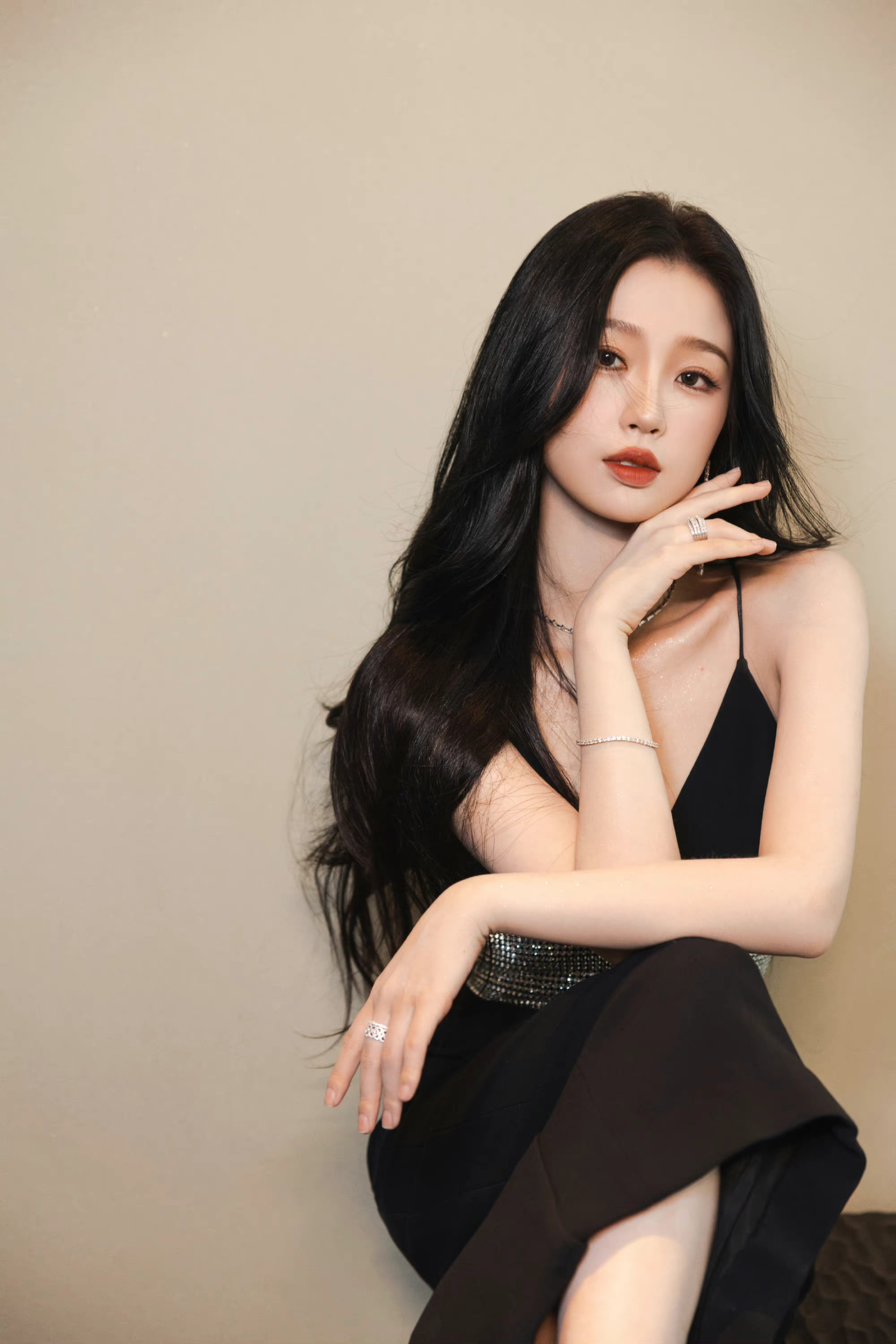 虞书欣黑色吊带裙造型 优雅性感……|虞书欣_新浪新闻