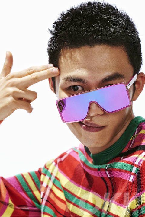 在另一组豹纹look中,李鸿其手臂纹身半隐半露,肌肉线条硬朗匀称,男人